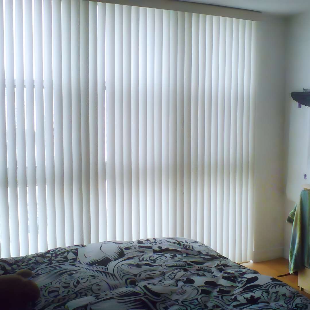 persiana vertical de pvc a medida color blanca en dormitorio