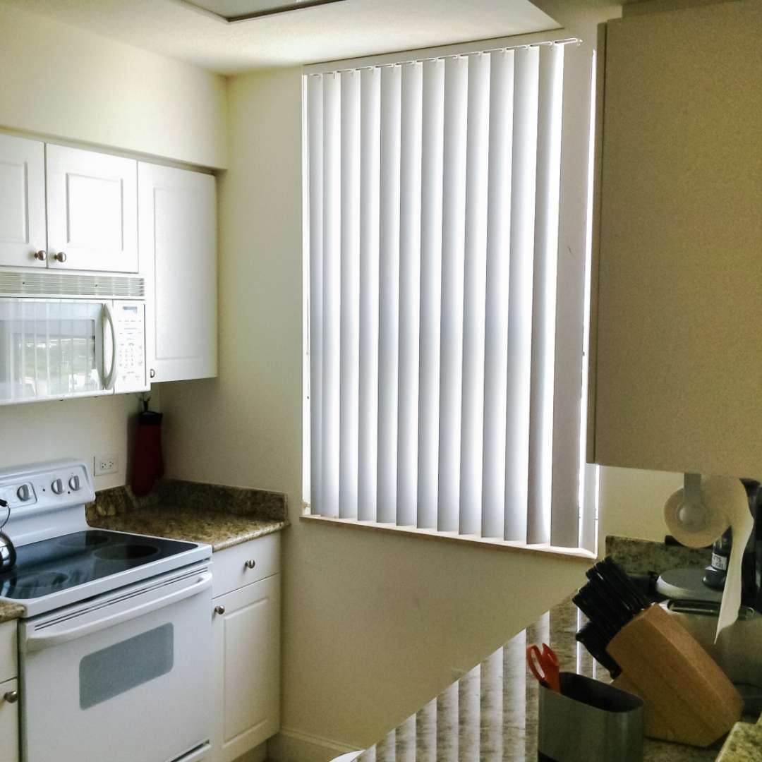 persiana vertical de pvc instalada en la cocina